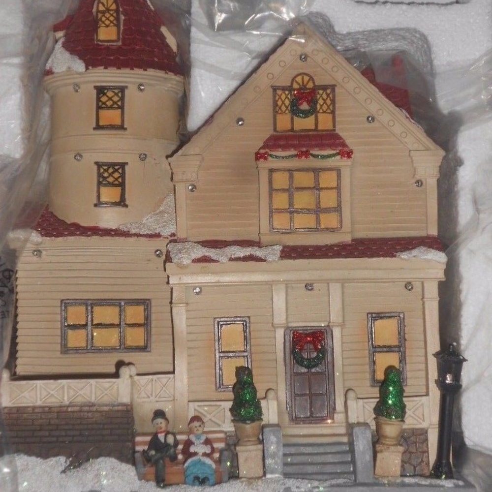 Winter Lane Light Up House w/Rotating Tree NEW